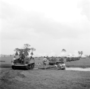 Een militaire oefening Een rivier moet worden overgestoken Een Bren carrier pa, Bestanddeelnr 255-9542