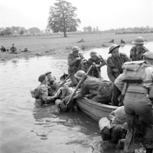 Een militaire oefening Een rivier moet worden overgestoken Bezig met de overst, Bestanddeelnr 255-9519