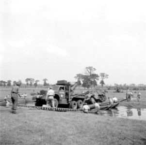 Een militaire oefening Een rivier moet worden overgestoken Een sleepwagen met…, Bestanddeelnr 255-9545