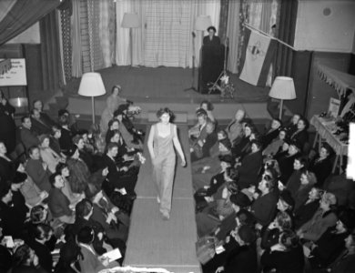 Een modeshow tijdens een bijeenkomst van de Nederlandse Bond van Plattelandsvrou, Bestanddeelnr 904-4335
