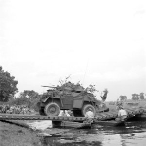 Een militaire oefening Een rivier moet worden overgestoken Een pantserwagen pa, Bestanddeelnr 255-9531