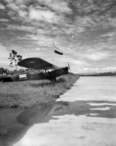 Een Nederlands verkenningsvliegtuig van het type Auster staat langs de start- en, Bestanddeelnr 10551