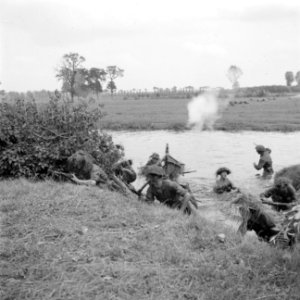 Een militaire oefening Manschappen steken de rivier over, Bestanddeelnr 255-9504