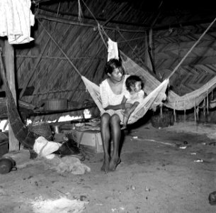 Een moeder in kind in een hangmat in het Indianendorp Matta in Suriname, Bestanddeelnr 252-6387