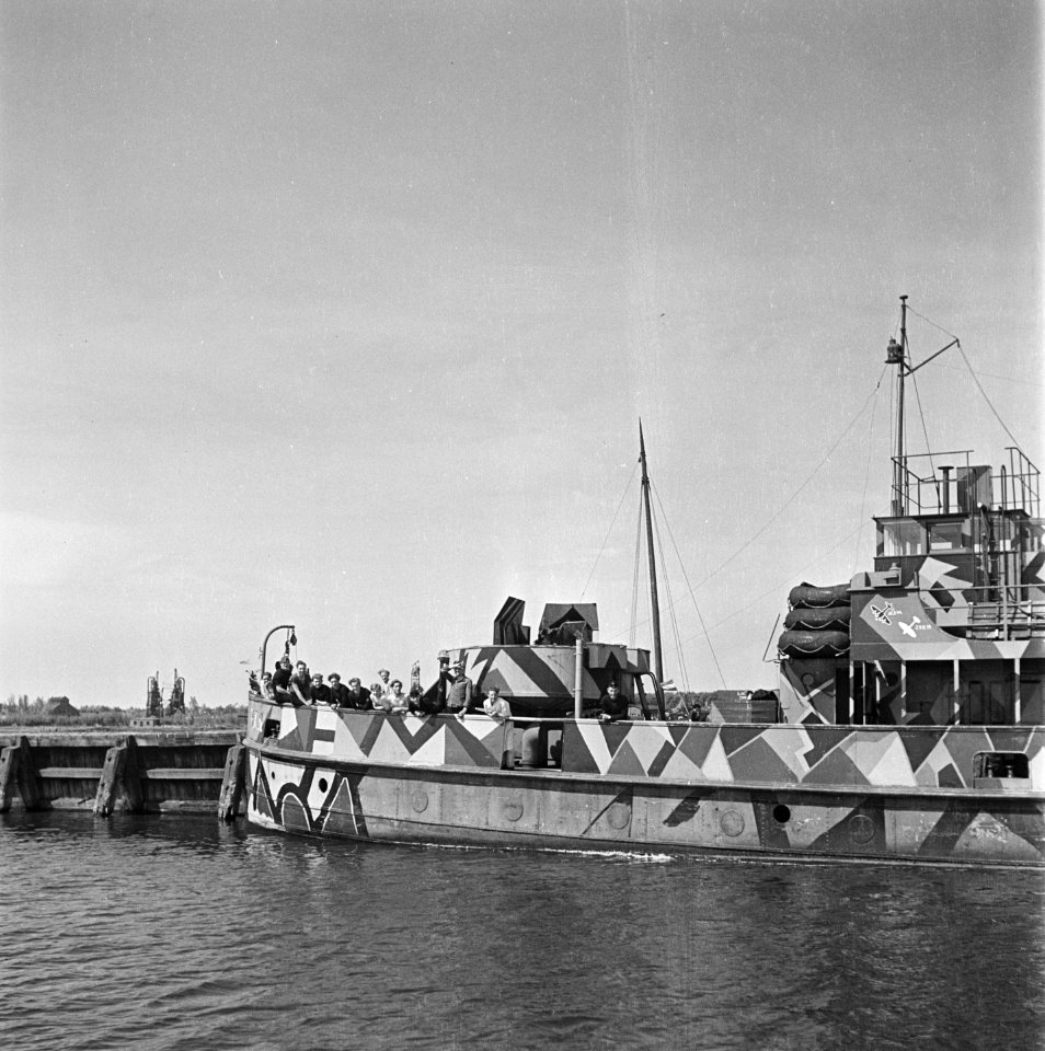 Een oorlogsschip van de Duitse Kriegsmarine in camouflagekleuren, Bestanddeelnr 900-2986