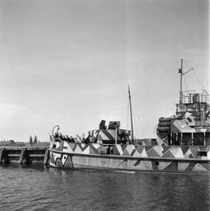 Een oorlogsschip van de Duitse Kriegsmarine in camouflagekleuren, Bestanddeelnr 900-2986