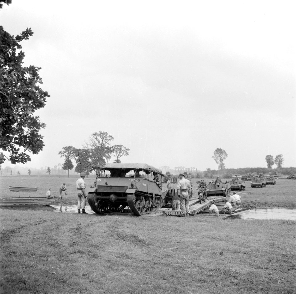 Een militaire oefening. Een rivier moet worden overgestoken. Een rupsvoertuig ri, Bestanddeelnr 255-9526