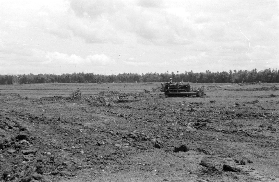 Een militaire bulldozer bezig op een veld, Bestanddeelnr 3008