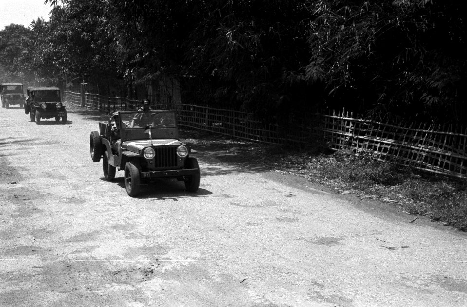 Een militaire colonne Jeeps, Bestanddeelnr 5426