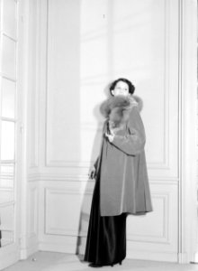 Een model bij modehuis Paquin, Parijs, Bestanddeelnr 255-9670 photo