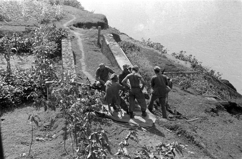 Een mitrailleurpost aan de kust bij Patjitan, Bestanddeelnr 3124