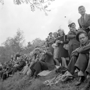 Een militaire oefening Een rivier moet worden overgestoken Publiek langs de oe, Bestanddeelnr 255-9530