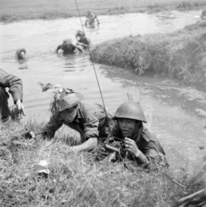 Een militaire oefening Een rivier moet worden overgestoken Bezig met de overst, Bestanddeelnr 255-9520