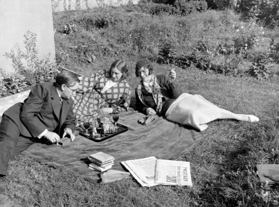Een ongedwongen onderonsje tussen de schilderes Kristín Jónsdóttir, de journalis, Bestanddeelnr 190-0491