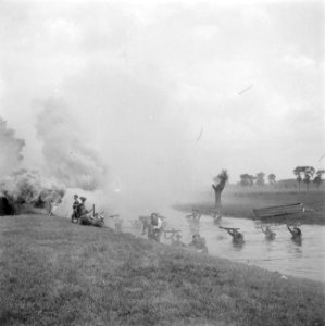 Een militaire oefening Een rivier moet worden overgestoken, Bestanddeelnr 255-9523