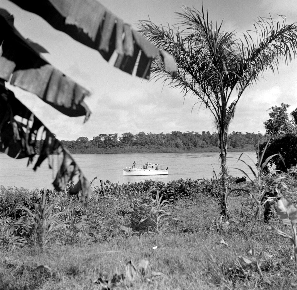 Een patrouilleboot op de Surinamerivier in Suriname, Bestanddeelnr 252-6468