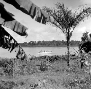 Een patrouilleboot op de Surinamerivier in Suriname, Bestanddeelnr 252-6468