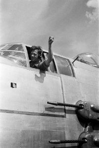 Een piloot van een Mitchell B-25 bommenwerper geeft een teken vanuit de cockpit, Bestanddeelnr 134-4-1