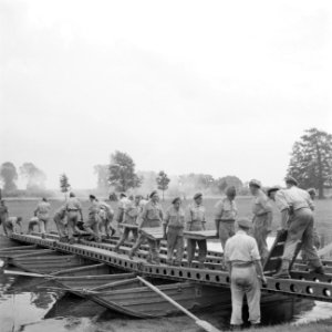Een militaire oefening Een rivier moet worden overgestoken Een pontonbrug word, Bestanddeelnr 255-9521