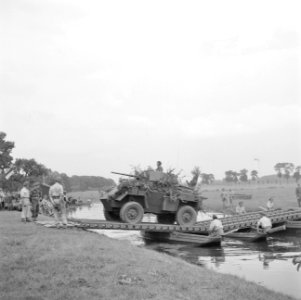 Een militaire oefening Een rivier moet worden overgestoken Een pantserwagen pa, Bestanddeelnr 255-9535