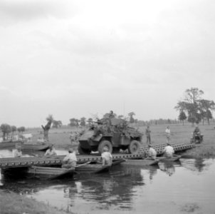 Een militaire oefening Een rivier moet worden overgestoken Een pantserwagen ri, Bestanddeelnr 255-9522