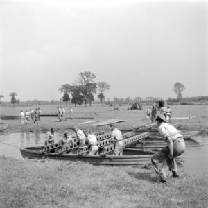 Een militaire oefening Een rivier moet worden overgestoken Een pontonbrug wor…, Bestanddeelnr 255-9537