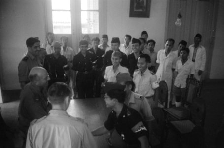 Een Nederlandse en Indonesische officier schudden elkaar de hand terwijl een gro, Bestanddeelnr 799