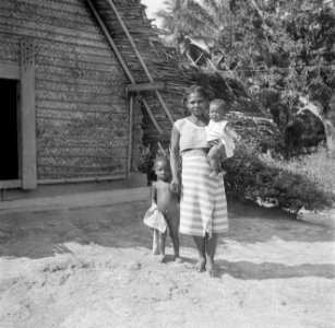 Een moeder met twee kinderen in een boslandcreooldorp in Suriname, Bestanddeelnr 252-7015