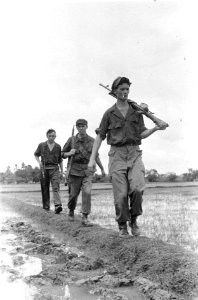 Een patrouille baant zich een weg door de dessah., Bestanddeelnr 6169