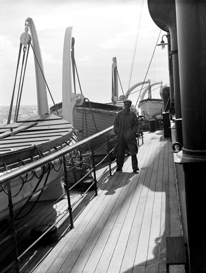 Een passagier op het sloependek van een schip in volle zee, Bestanddeelnr 190-0414