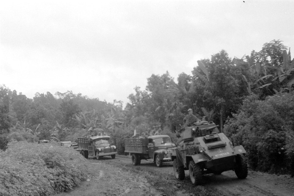 Een militaire colonne vooraf gegaan door een Humber pantserwagen, Bestanddeelnr 2877