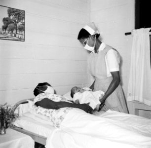 Een pasgeboren baby in het Militair Hospitaal in Paramaribo, Bestanddeelnr 252-6050