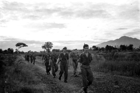 Een patrouille of een eenheid genisten op een tocht, Bestanddeelnr 13437