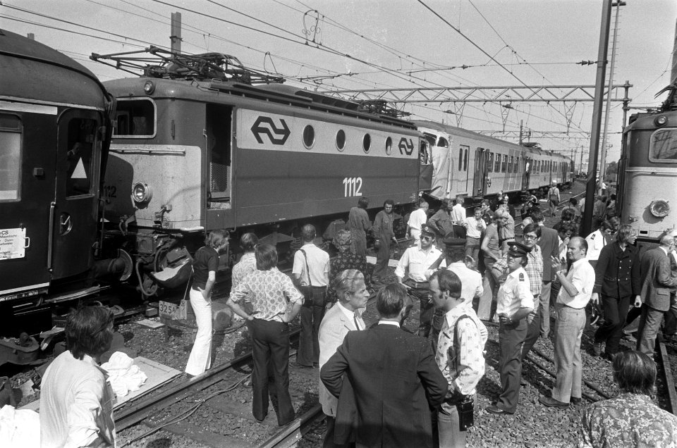 Een overzicht van de reddingswerkzaamheden met belangstellenden, Bestanddeelnr 928-0901
