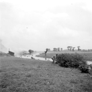 Een militaire oefening Manschappen steken de rivier over, Bestanddeelnr 255-9505