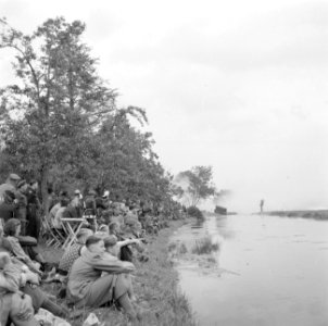 Een militaire oefening Een rivier moet worden overgestoken Waarnemers en publi, Bestanddeelnr 255-9524