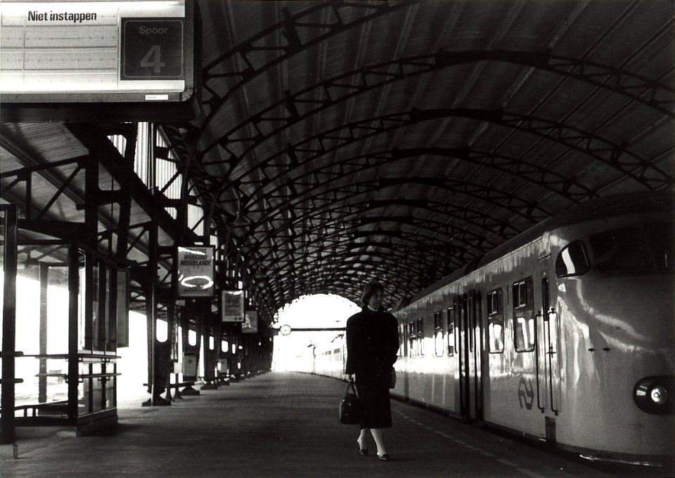 Een leeg perron iv.m. de spoorwegstaking. Aangekocht in 1990 van United Photos de Boer bv. - Negatiefnummer 32190 k 5. - Gepubliceerd in het Haarlems Dagblad van 09.04.1990