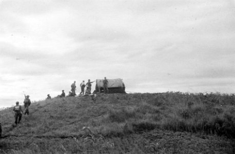 Een patrouille van 3 Infanterie VI in het bergachtig terrein in de omgeving van , Bestanddeelnr 3678
