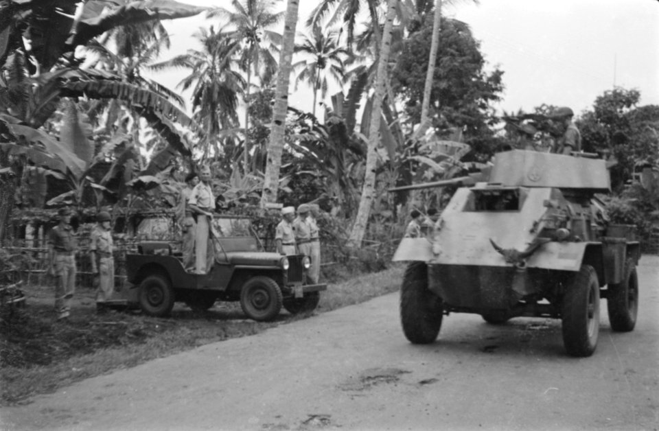 Een pantserwagen passeert tijdens het defilé een jeep waarin kolonel D.R.A. van…, Bestanddeelnr 437-4-1