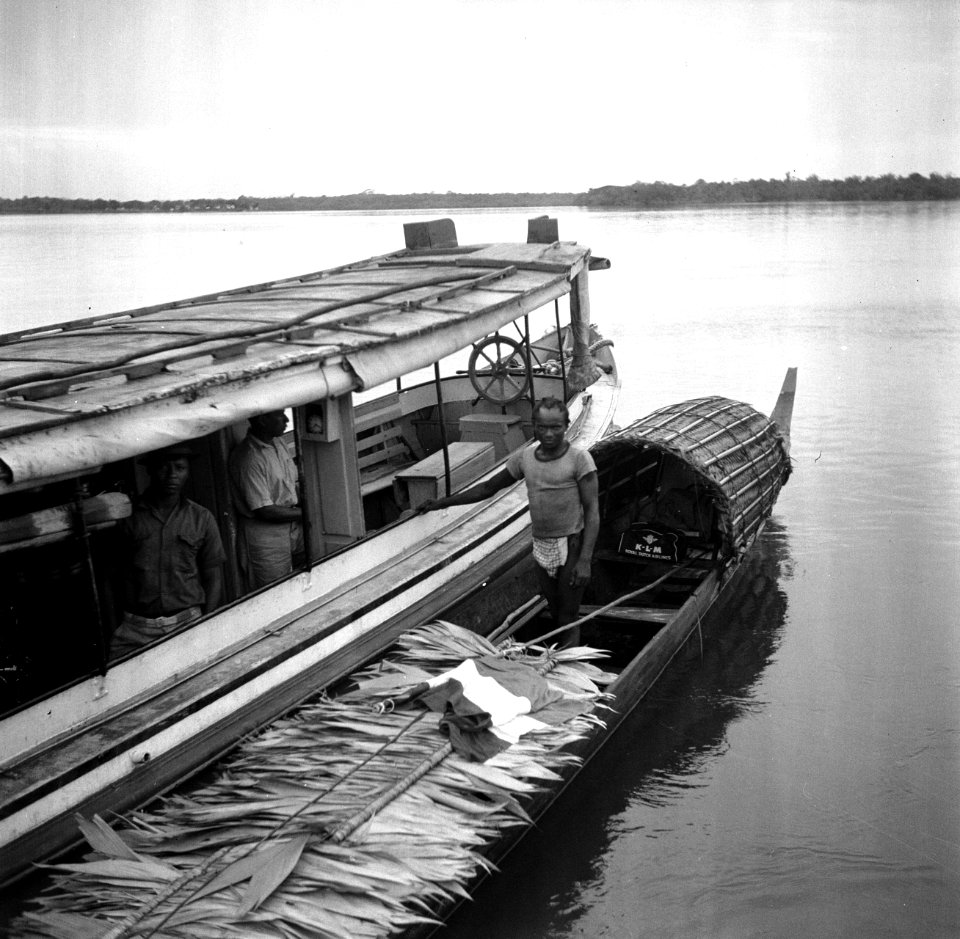 Een passagiersboot en een korjaal met palmbladeren op de Marowijnerivier bij Alb, Bestanddeelnr 252-6652