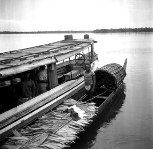 Een passagiersboot en een korjaal met palmbladeren op de Marowijnerivier bij Alb, Bestanddeelnr 252-6652