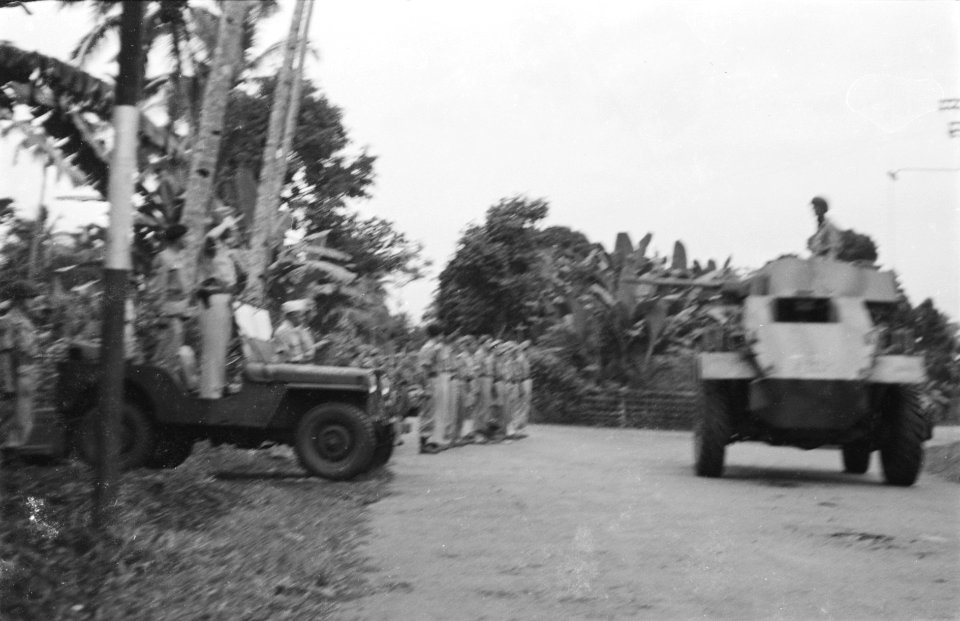 Een pantserwagen passeert tijdens het defilé een jeep waarin kolonel D.R.A. van…, Bestanddeelnr 437-4-2