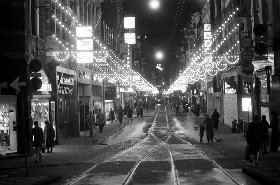 Een overzicht van de feestelijk verlichte straat, Bestanddeelnr 926-8267