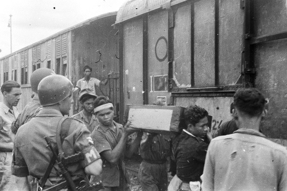 Een pakket wordt de trein ingedragen, Bestanddeelnr 1510-3-4