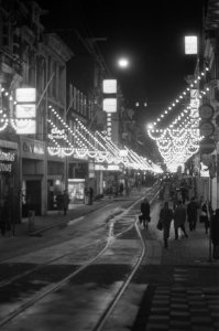 Een overzicht van de feestelijk verlichte straat, Bestanddeelnr 926-8268