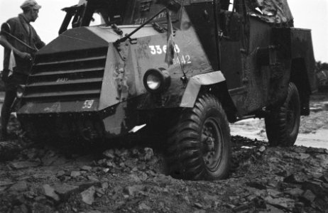 Een pantserwagen is vastgelopen in de modder, Bestanddeelnr 466-3-1