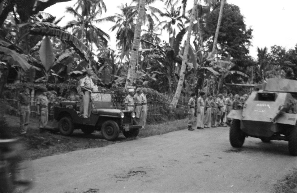 Een pantserwagen passeert tijdens het defilé een jeep waarin kolonel D.R.A. van…, Bestanddeelnr 437-3-5