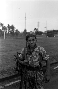 Een parachutist van het Korps Speciale Troepen op een vliegveld, Bestanddeelnr 2691