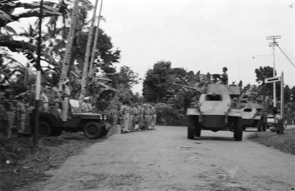 Een pantserwagen passeert tijdens het defilé een jeep waarin kolonel D.R.A. van…, Bestanddeelnr 437-4-3