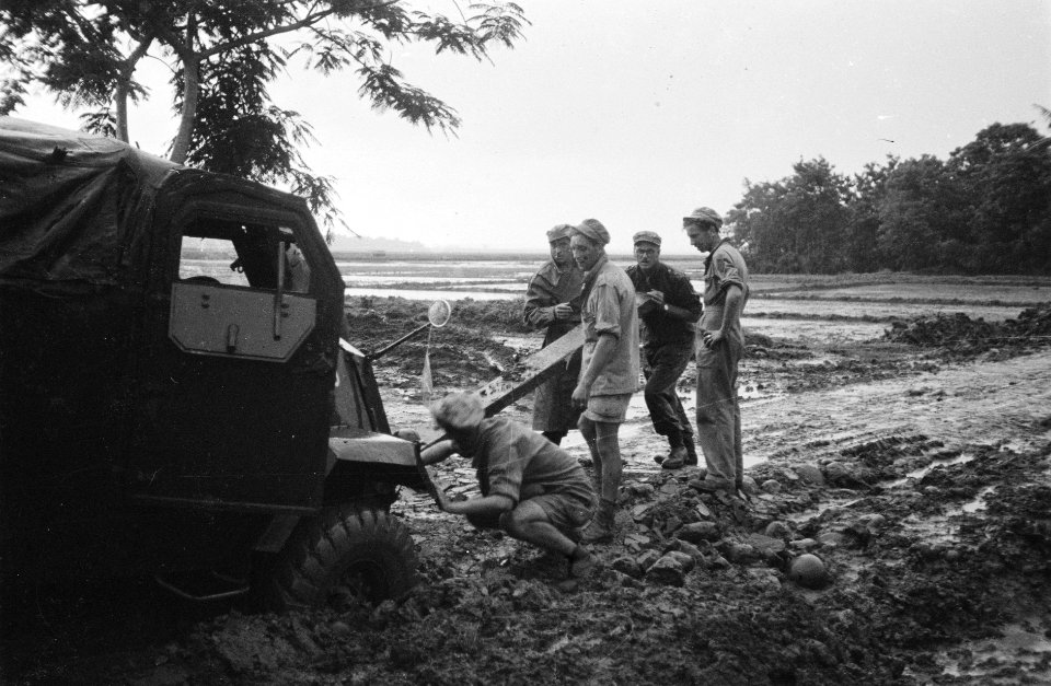 Een pantserwagen is vastgelopen in de modder, Bestanddeelnr 466-3-4